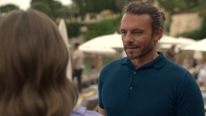 Emily_in_Paris_S02E02_WEBRip_x264-ION10_2427.jpg