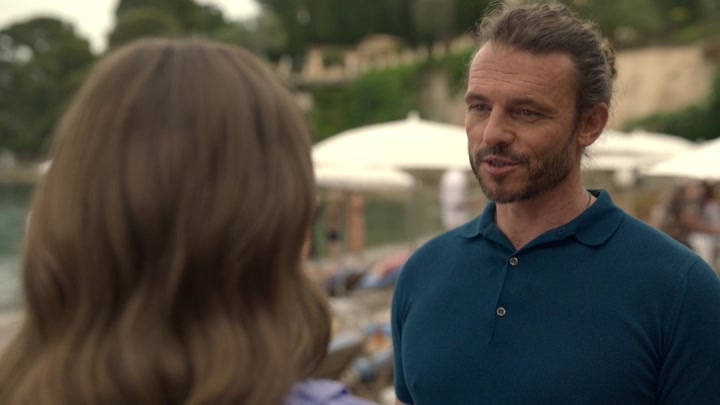 Emily_in_Paris_S02E02_WEBRip_x264-ION10_2433.jpg
