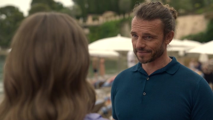 Emily_in_Paris_S02E02_WEBRip_x264-ION10_2435.jpg
