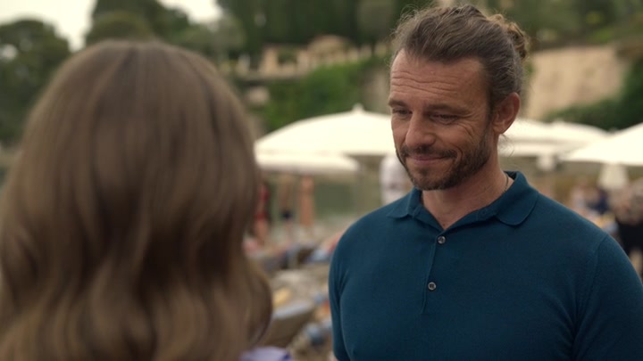 Emily_in_Paris_S02E02_WEBRip_x264-ION10_2436.jpg