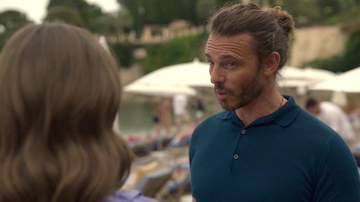 Emily_in_Paris_S02E02_WEBRip_x264-ION10_2455.jpg