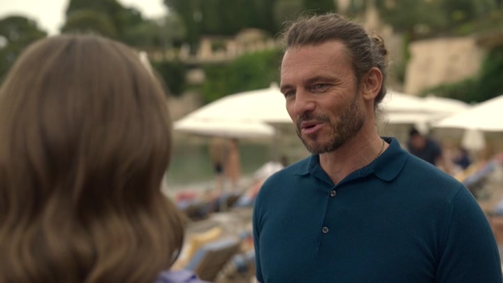 Emily_in_Paris_S02E02_WEBRip_x264-ION10_2470.jpg