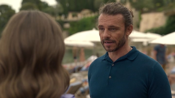 Emily_in_Paris_S02E02_WEBRip_x264-ION10_2474.jpg