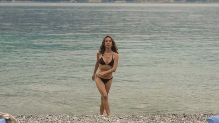 Emily_in_Paris_S02E02_WEBRip_x264-ION10_2507.jpg