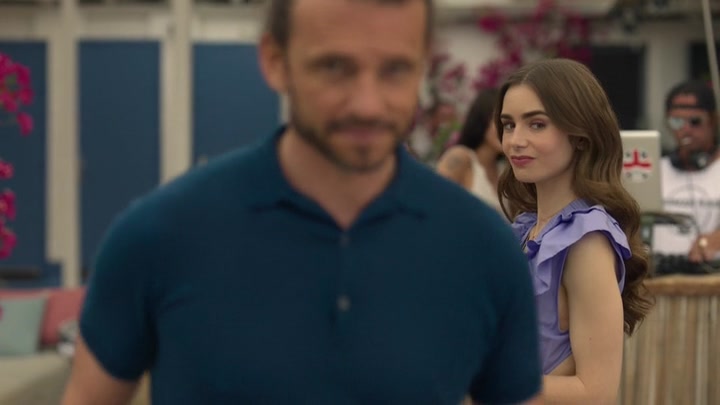 Emily_in_Paris_S02E02_WEBRip_x264-ION10_2524.jpg