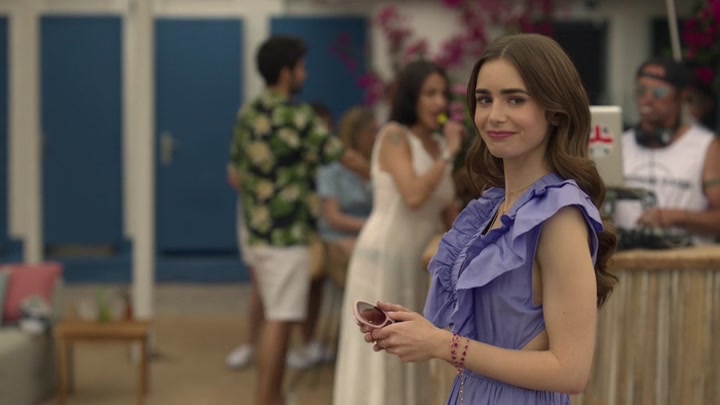 Emily_in_Paris_S02E02_WEBRip_x264-ION10_2537.jpg