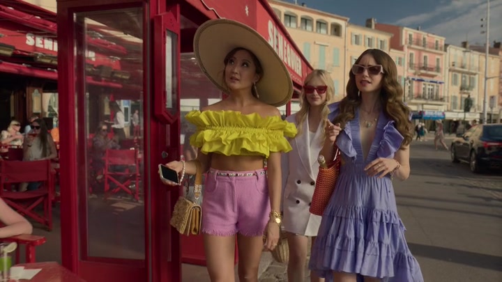 Emily_in_Paris_S02E02_WEBRip_x264-ION10_2549.jpg