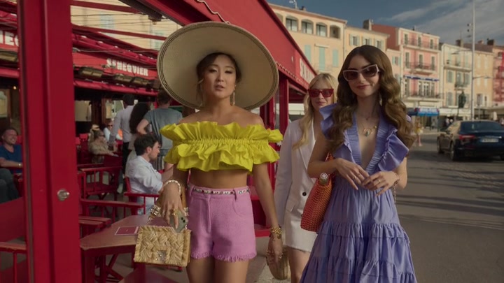 Emily_in_Paris_S02E02_WEBRip_x264-ION10_2559.jpg