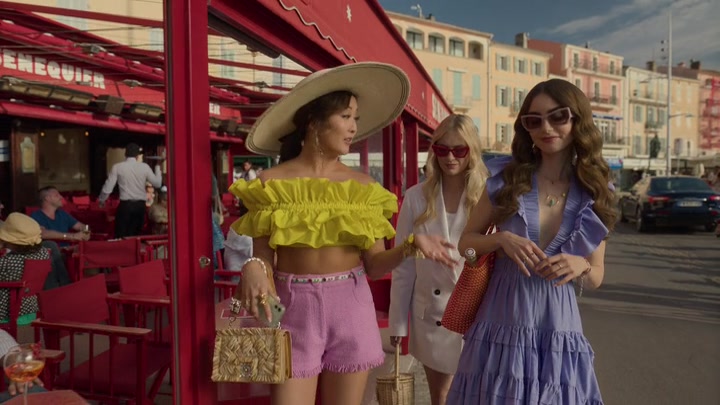 Emily_in_Paris_S02E02_WEBRip_x264-ION10_2561.jpg