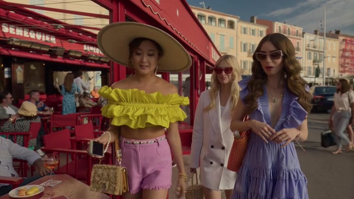 Emily_in_Paris_S02E02_WEBRip_x264-ION10_2563.jpg
