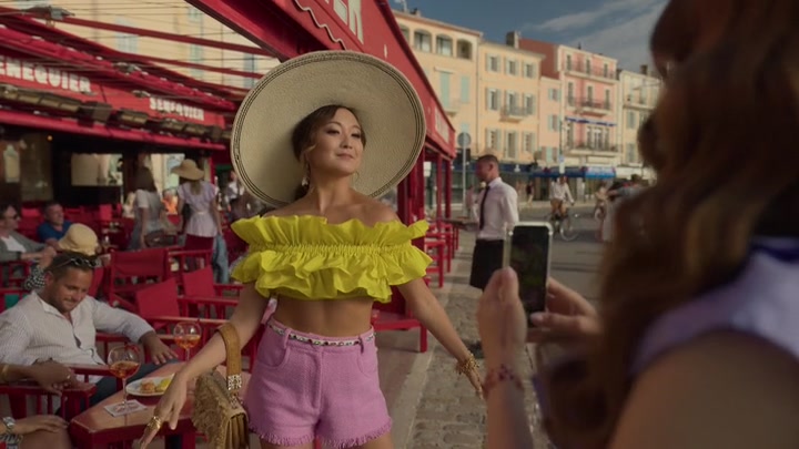Emily_in_Paris_S02E02_WEBRip_x264-ION10_2574.jpg