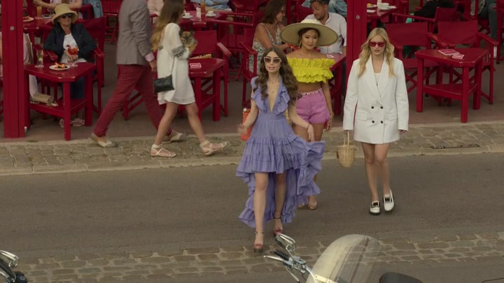 Emily_in_Paris_S02E02_WEBRip_x264-ION10_2619.jpg
