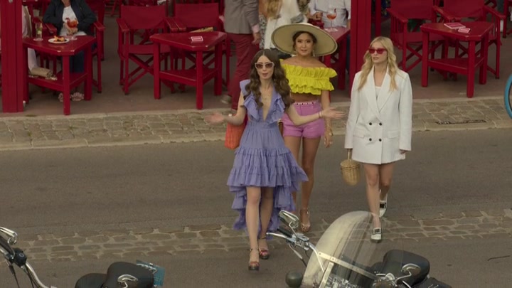 Emily_in_Paris_S02E02_WEBRip_x264-ION10_2621.jpg