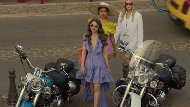 Emily_in_Paris_S02E02_WEBRip_x264-ION10_2627.jpg