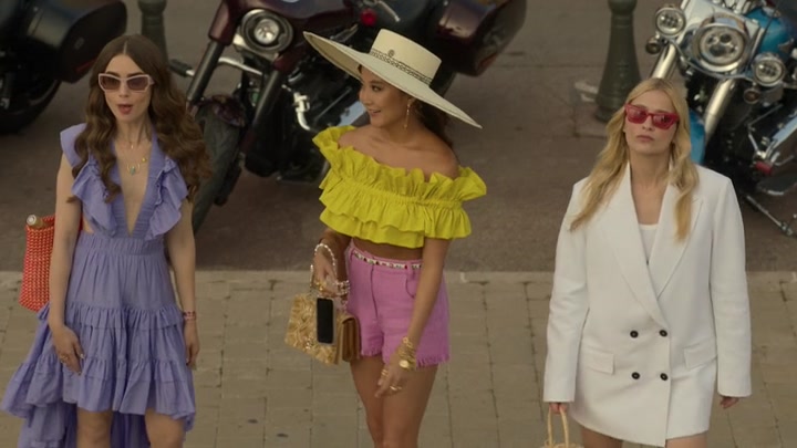 Emily_in_Paris_S02E02_WEBRip_x264-ION10_2638.jpg
