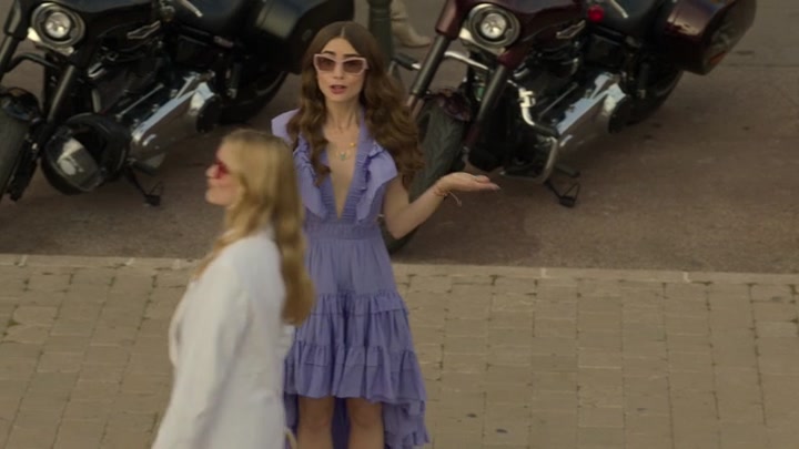 Emily_in_Paris_S02E02_WEBRip_x264-ION10_2658.jpg