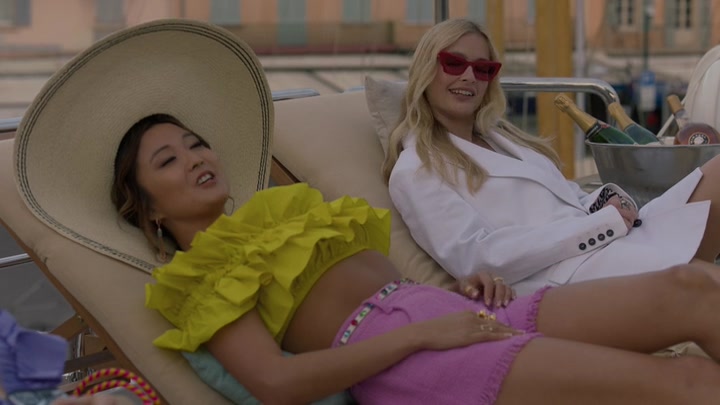 Emily_in_Paris_S02E02_WEBRip_x264-ION10_2689.jpg