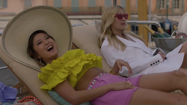 Emily_in_Paris_S02E02_WEBRip_x264-ION10_2704.jpg