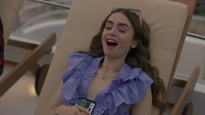 Emily_in_Paris_S02E02_WEBRip_x264-ION10_2708.jpg