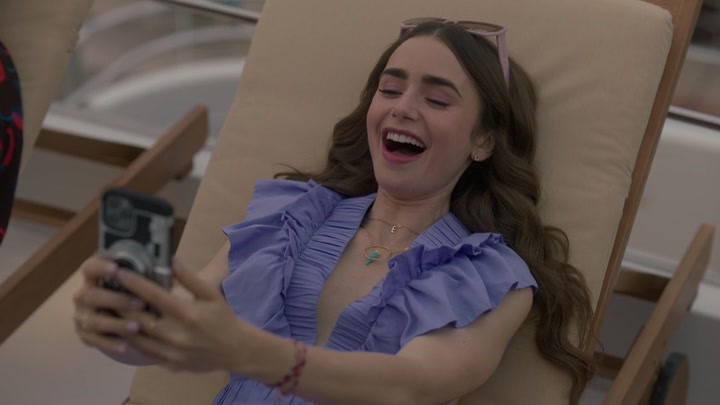 Emily_in_Paris_S02E02_WEBRip_x264-ION10_2719.jpg