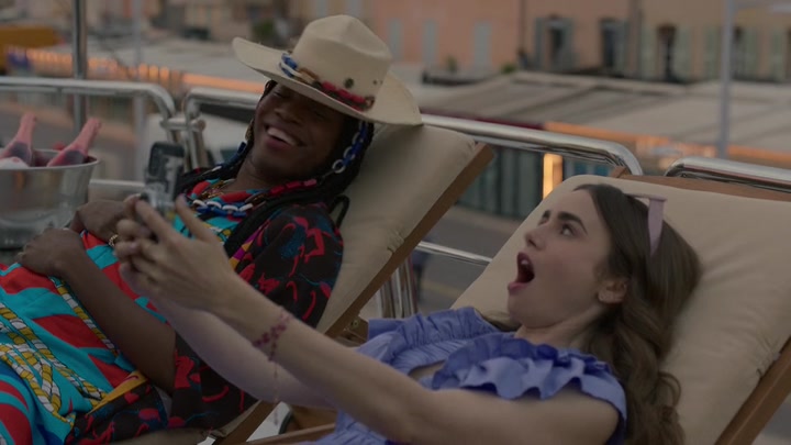 Emily_in_Paris_S02E02_WEBRip_x264-ION10_2724.jpg