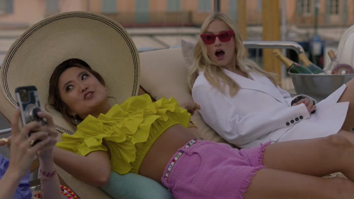 Emily_in_Paris_S02E02_WEBRip_x264-ION10_2726.jpg