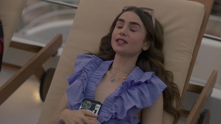 Emily_in_Paris_S02E02_WEBRip_x264-ION10_2740.jpg