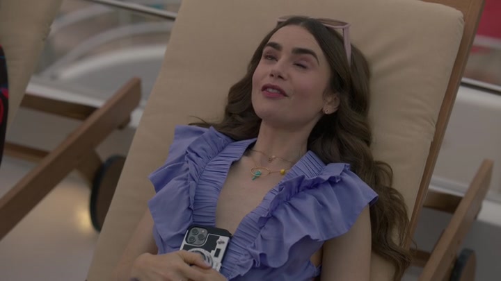 Emily_in_Paris_S02E02_WEBRip_x264-ION10_2743.jpg