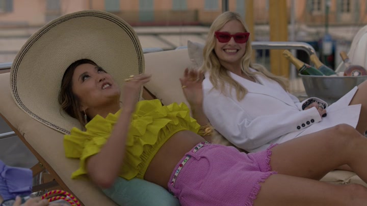 Emily_in_Paris_S02E02_WEBRip_x264-ION10_2746.jpg