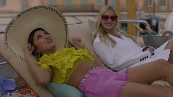 Emily_in_Paris_S02E02_WEBRip_x264-ION10_2747.jpg