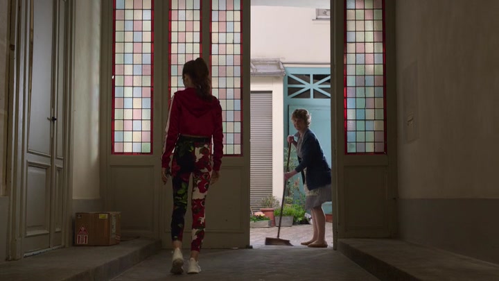 Emily_in_Paris_S02E03_WEBRip_x264-ION10_0033.jpg