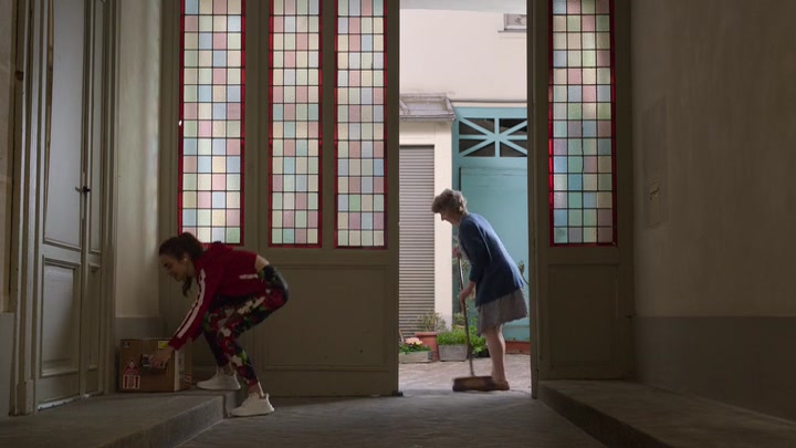 Emily_in_Paris_S02E03_WEBRip_x264-ION10_0037.jpg
