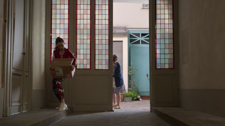 Emily_in_Paris_S02E03_WEBRip_x264-ION10_0042.jpg