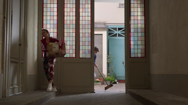Emily_in_Paris_S02E03_WEBRip_x264-ION10_0044.jpg