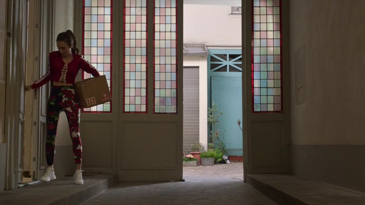 Emily_in_Paris_S02E03_WEBRip_x264-ION10_0047.jpg