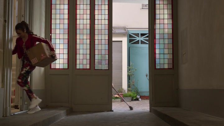 Emily_in_Paris_S02E03_WEBRip_x264-ION10_0048.jpg