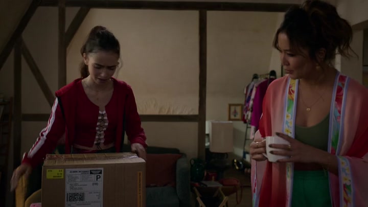 Emily_in_Paris_S02E03_WEBRip_x264-ION10_0058.jpg