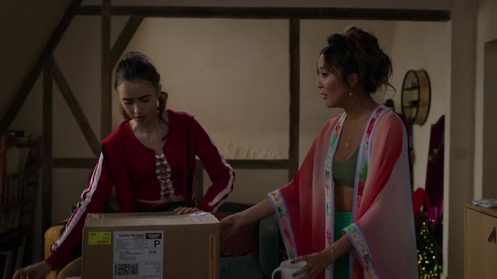 Emily_in_Paris_S02E03_WEBRip_x264-ION10_0064.jpg
