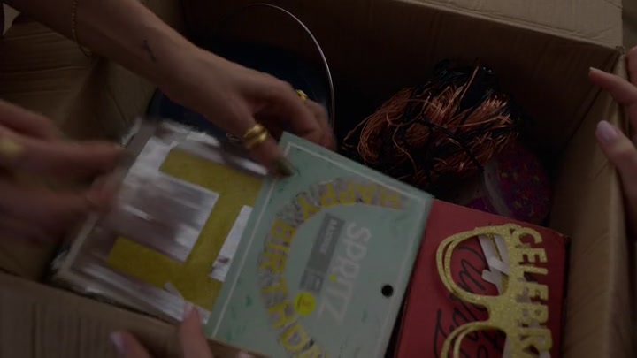 Emily_in_Paris_S02E03_WEBRip_x264-ION10_0070.jpg