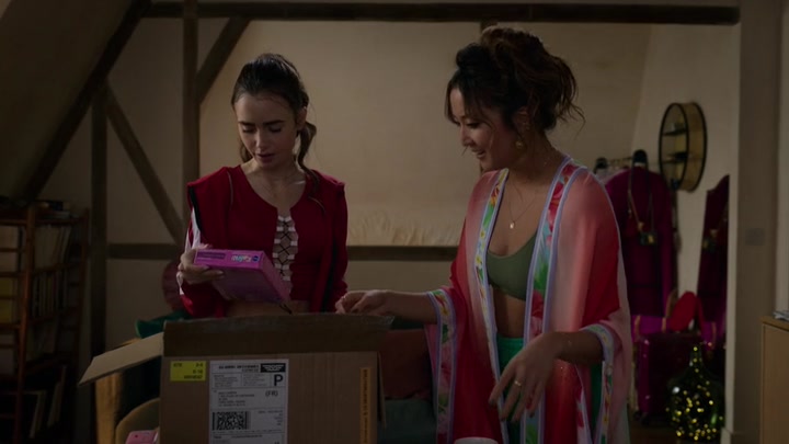 Emily_in_Paris_S02E03_WEBRip_x264-ION10_0079.jpg