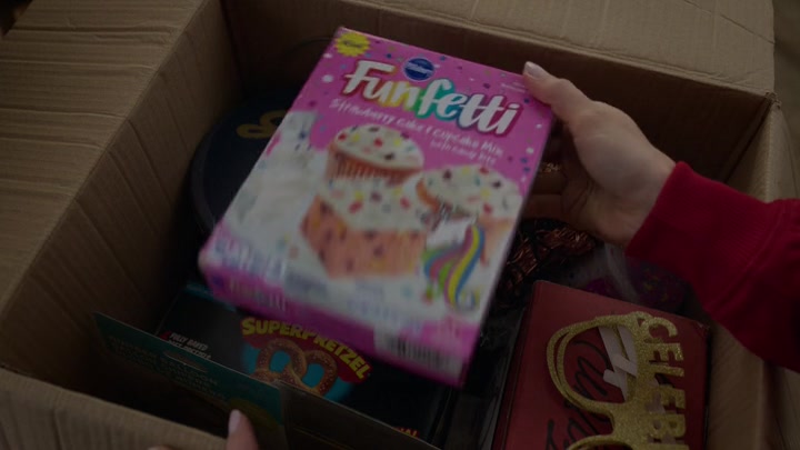Emily_in_Paris_S02E03_WEBRip_x264-ION10_0081.jpg