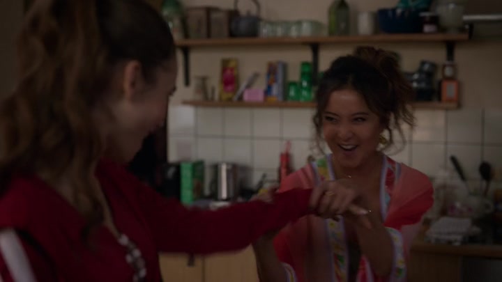 Emily_in_Paris_S02E03_WEBRip_x264-ION10_0109.jpg