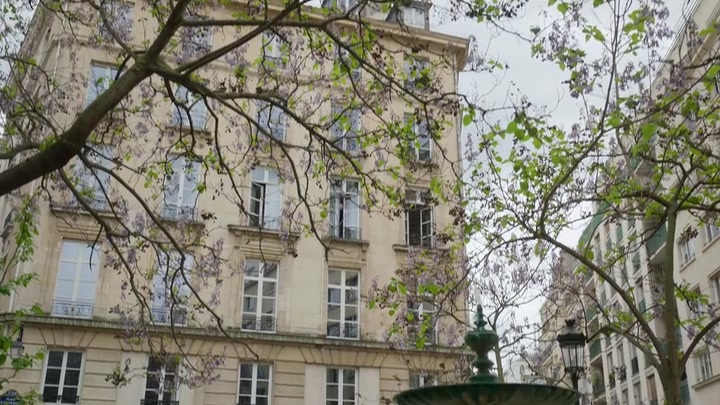 Emily_in_Paris_S02E03_WEBRip_x264-ION10_0117.jpg