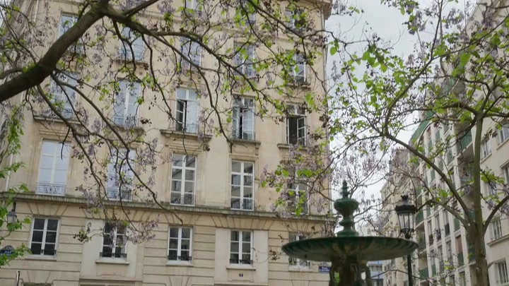 Emily_in_Paris_S02E03_WEBRip_x264-ION10_0118.jpg