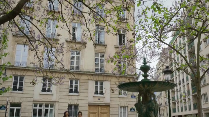 Emily_in_Paris_S02E03_WEBRip_x264-ION10_0119.jpg
