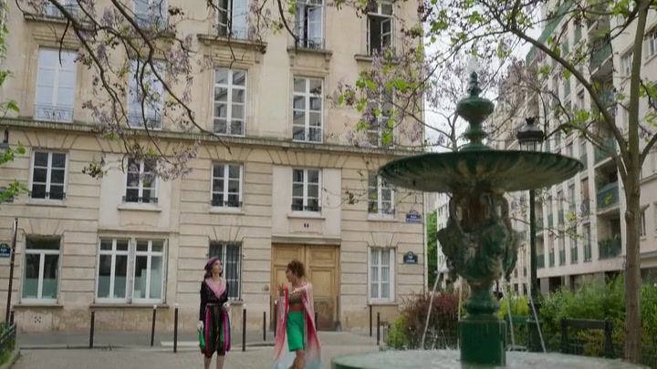 Emily_in_Paris_S02E03_WEBRip_x264-ION10_0121.jpg