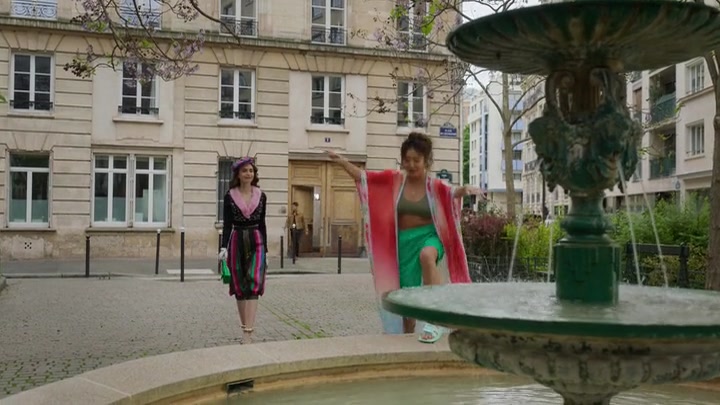 Emily_in_Paris_S02E03_WEBRip_x264-ION10_0126.jpg