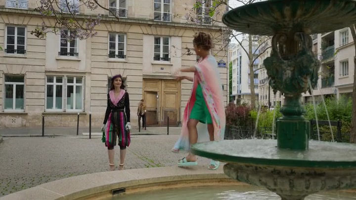 Emily_in_Paris_S02E03_WEBRip_x264-ION10_0127.jpg