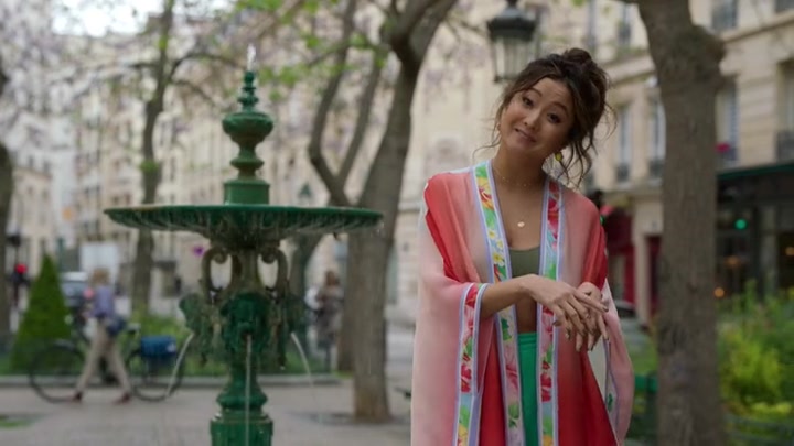 Emily_in_Paris_S02E03_WEBRip_x264-ION10_0137.jpg