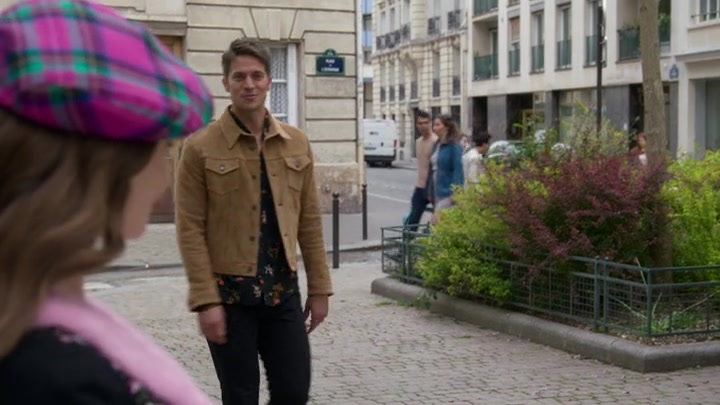 Emily_in_Paris_S02E03_WEBRip_x264-ION10_0146.jpg